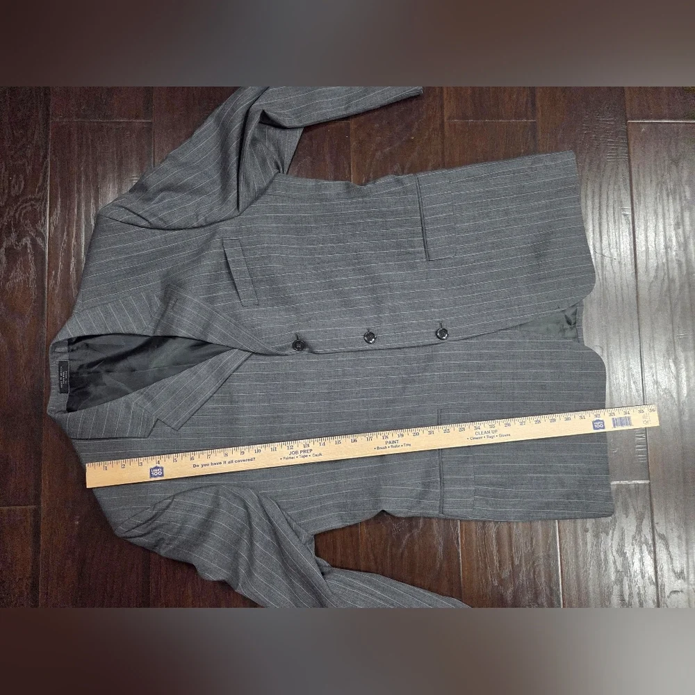 Albert Nipon Classic Men's Gray 100% Wool Pinstripe Suit